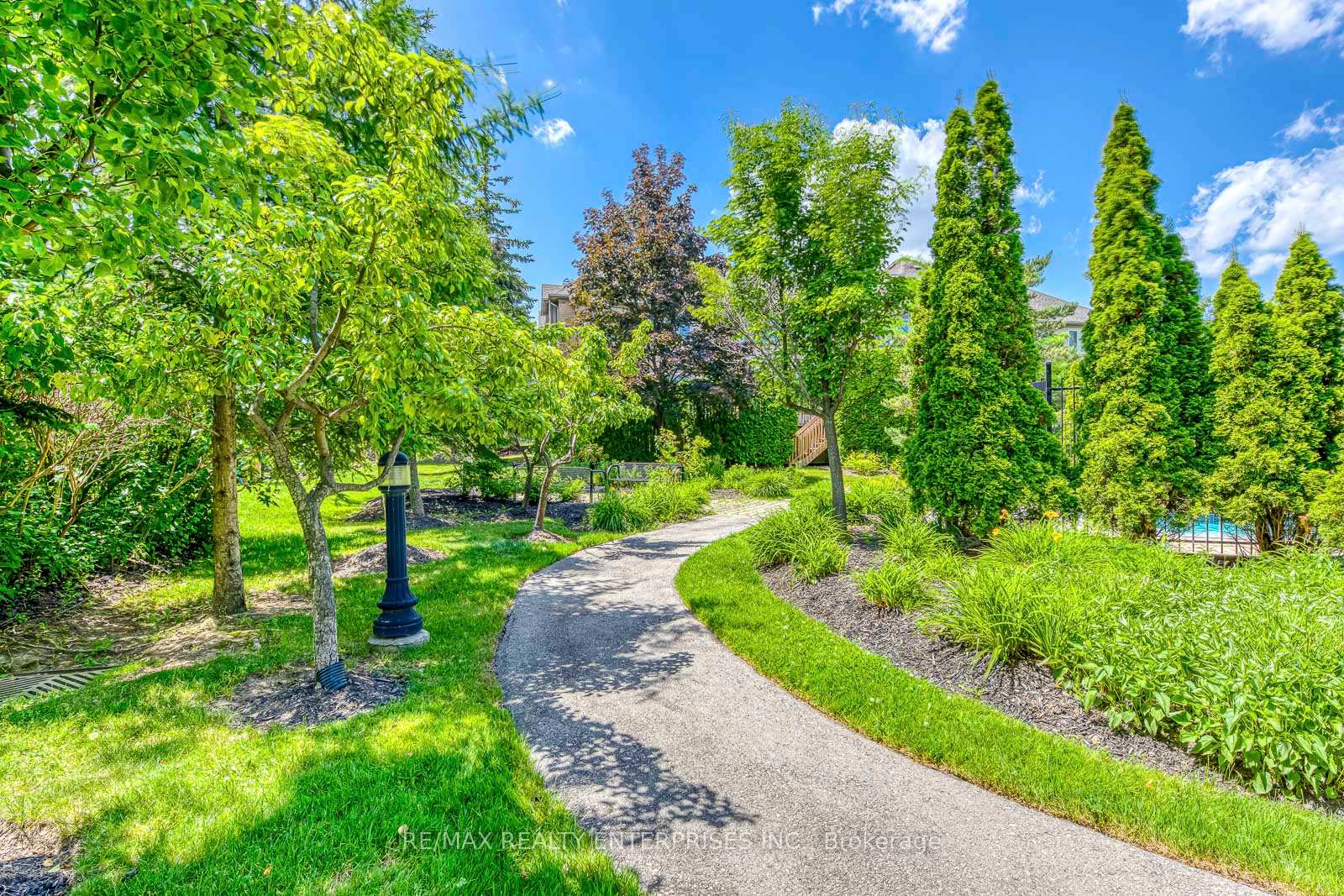 3 Bedrooms Condo at 5658 Glen Erin, Mississauga For sale