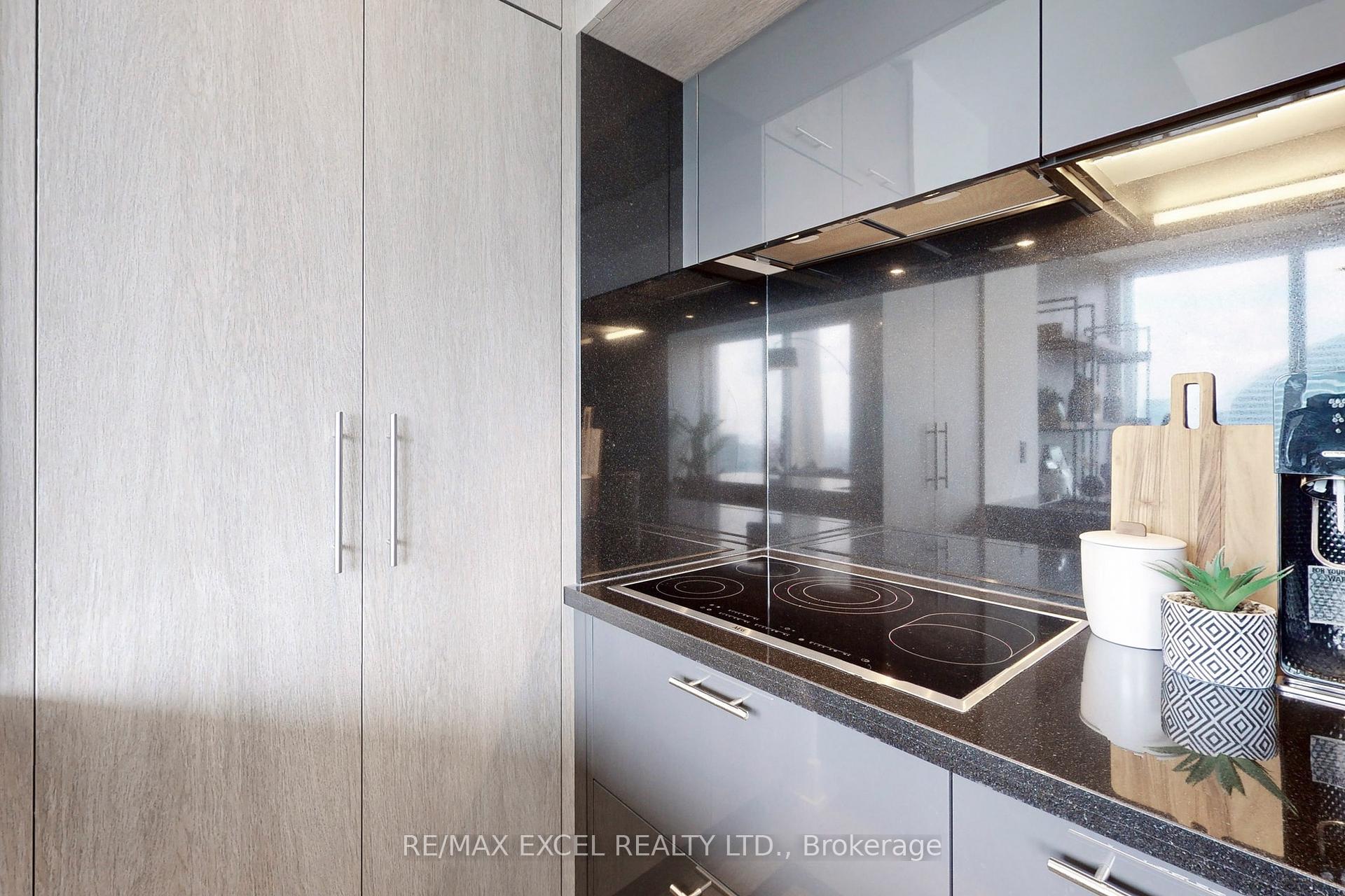2 Bedrooms Condo at 10 York, Toronto For sale