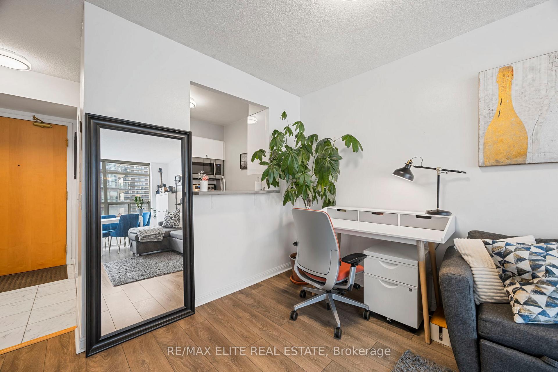 1 Bedroom Condo at 5 Rosehill,  Toronto For sale