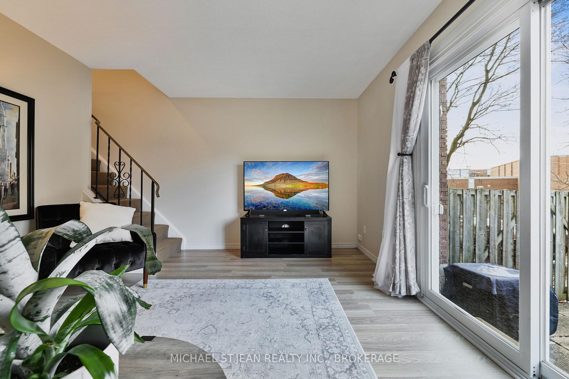 3 Bedrooms Condo at 1115 Paramount,  Hamilton For sale