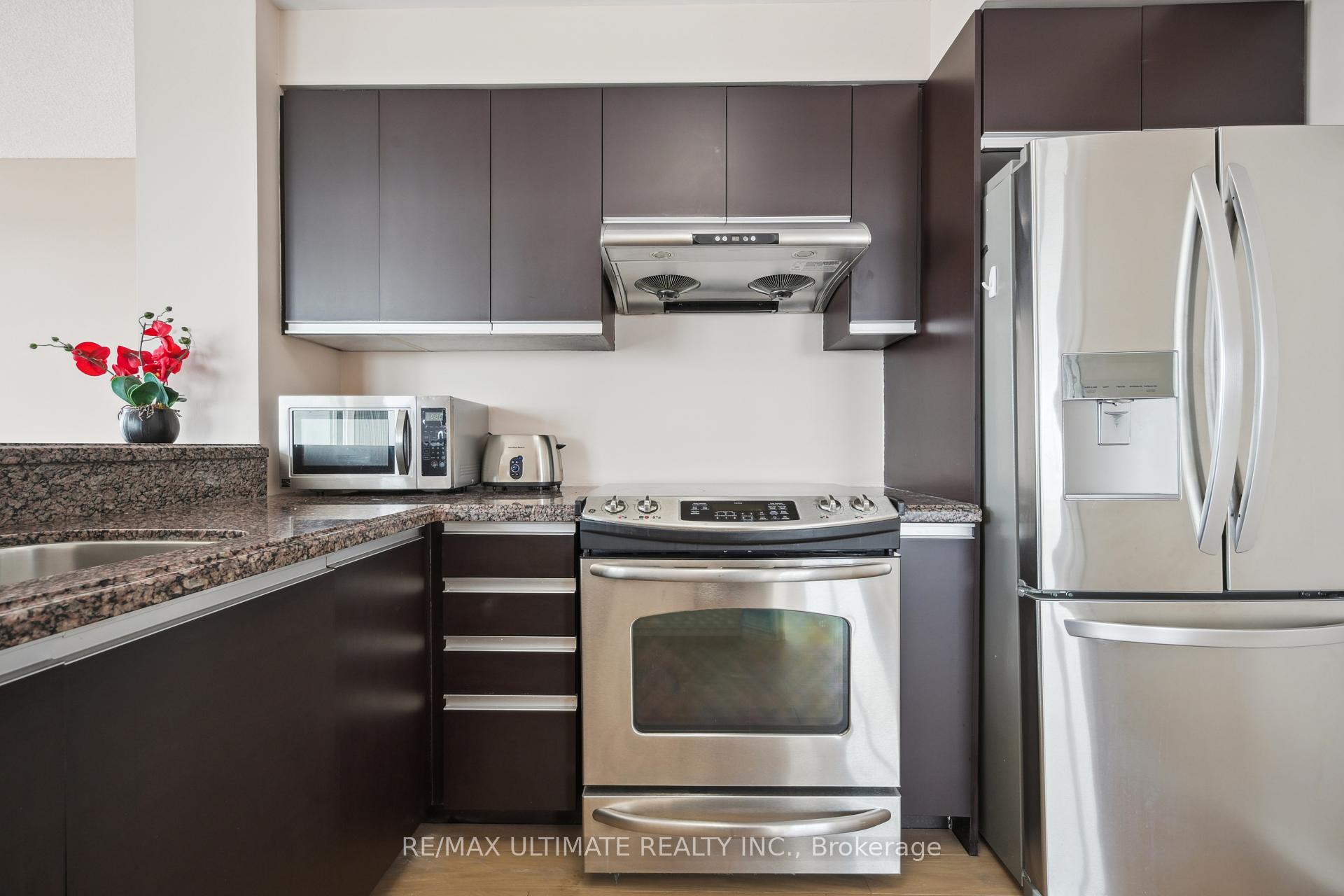 2 Bedrooms Condo at 2177 Burnhamthorpe, Mississauga For sale