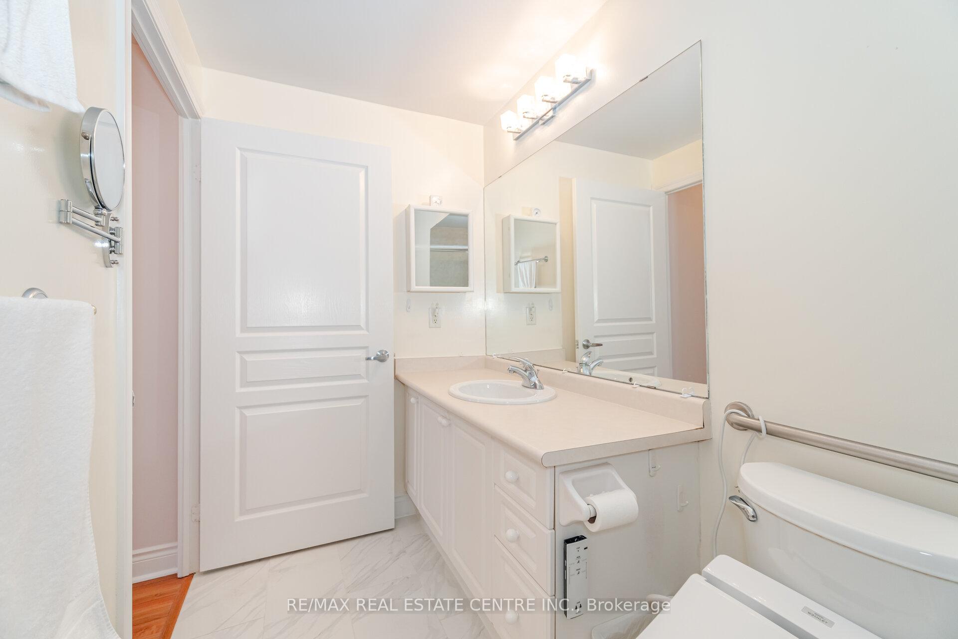 2 Bedrooms Condo at 5 Marine Parade,  Toronto For sale