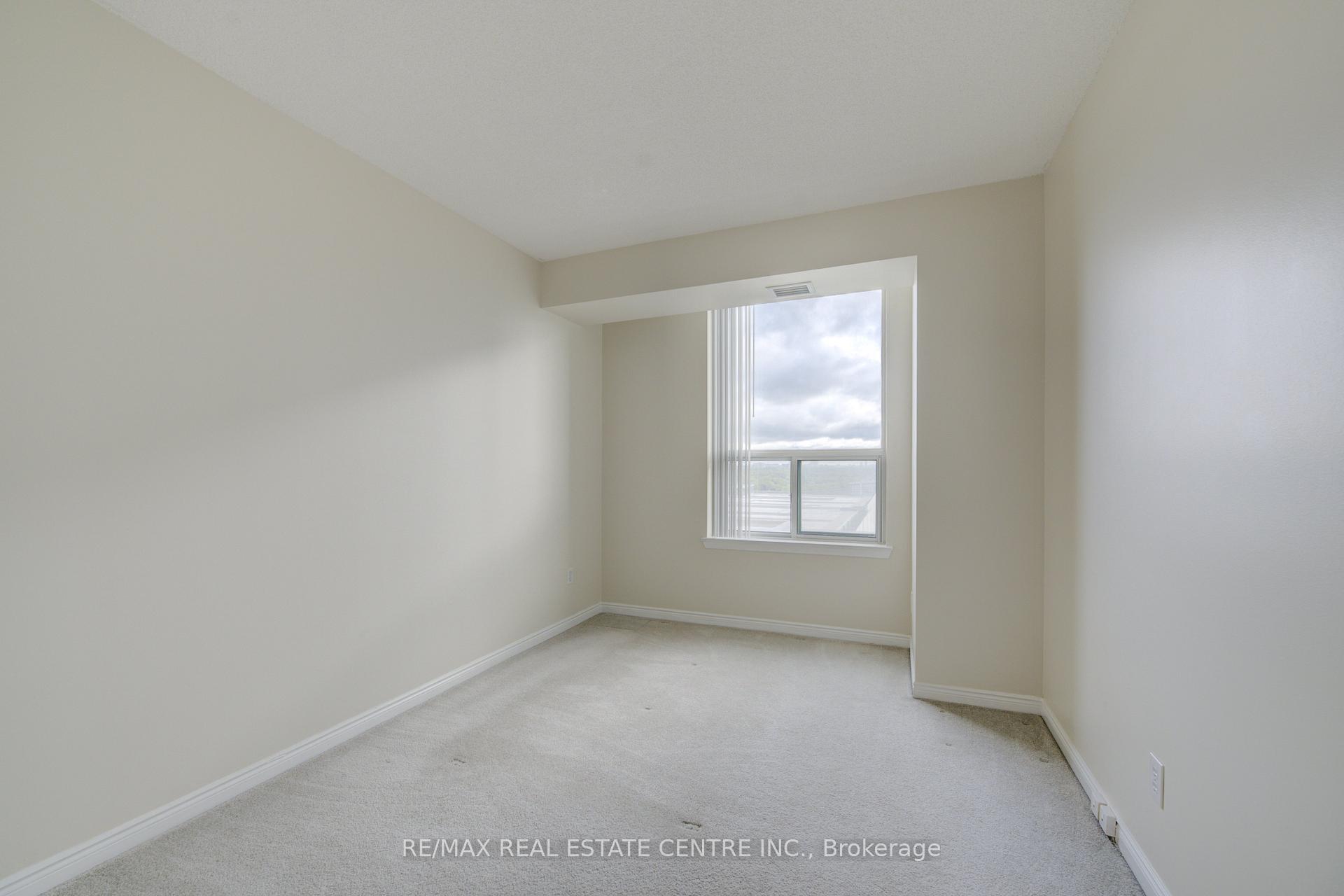 2 Bedrooms Condo at 135 Hillcrest, Mississauga For sale
