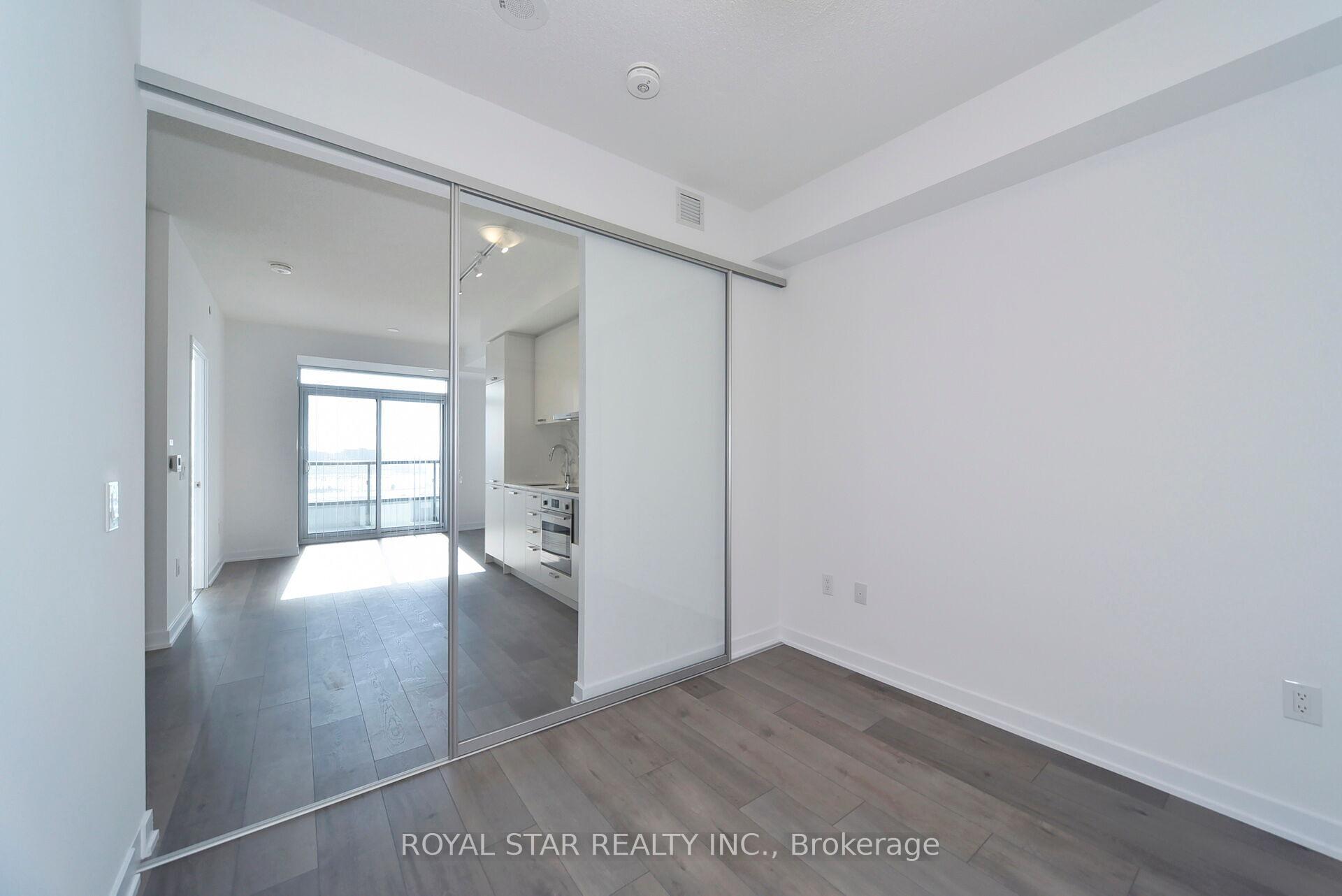 2 Bedrooms Condo at 10 Honeycrisp, Vaughan For sale