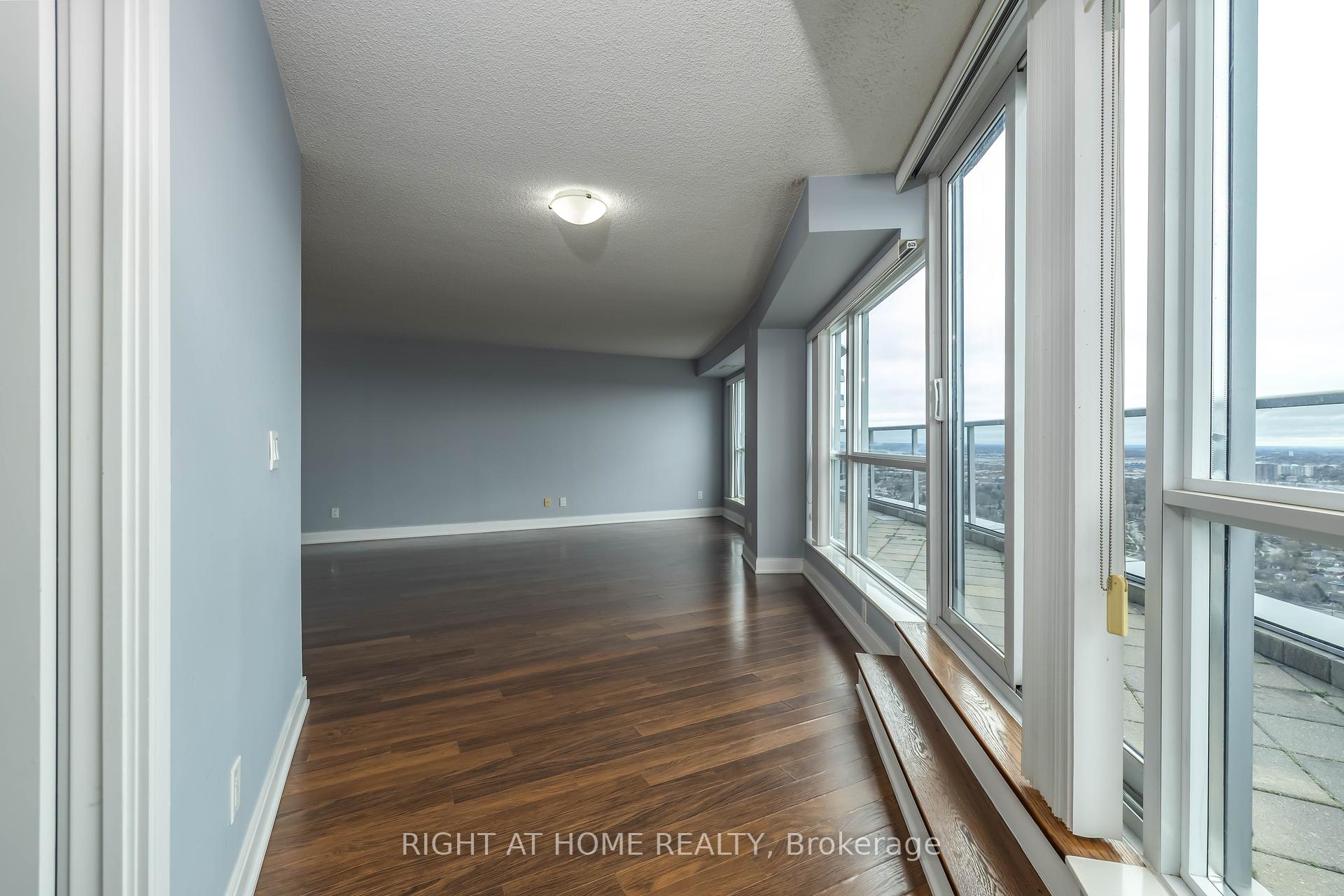 3 Bedrooms Condo at 125 Village Green,  Toronto For sale