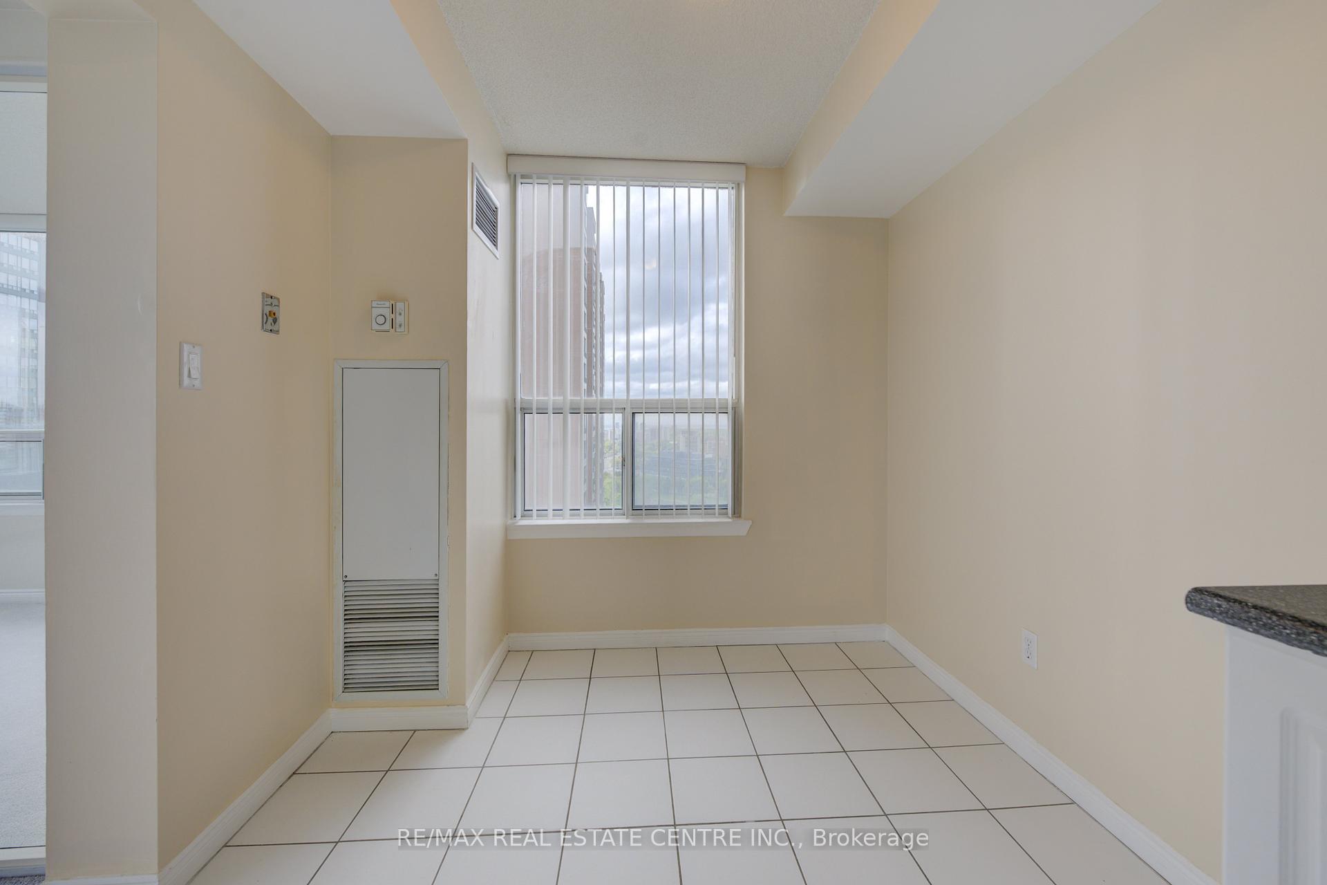 2 Bedrooms Condo at 135 Hillcrest, Mississauga For sale