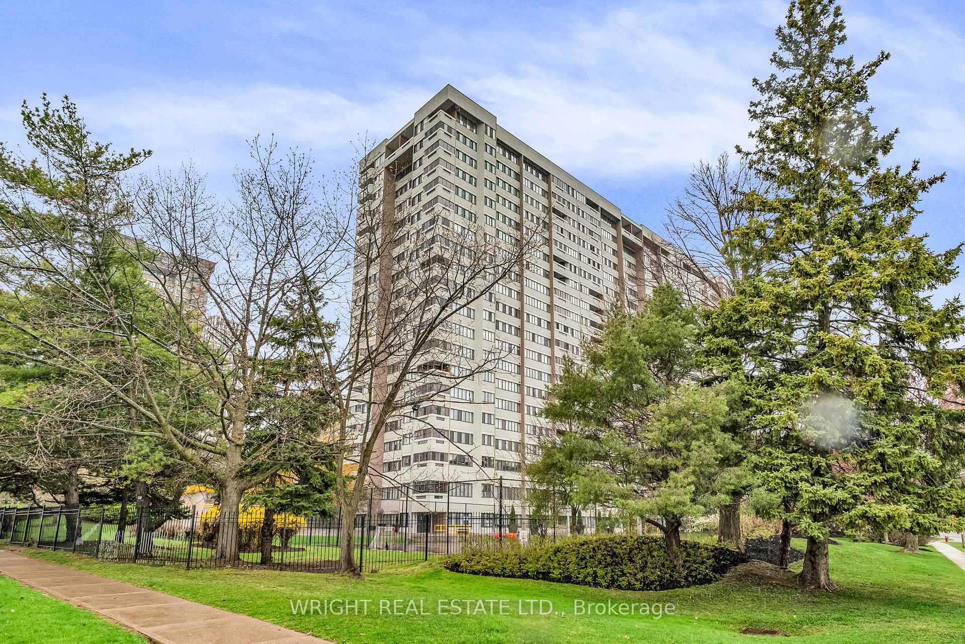 3 Bedrooms Condo at 1580 Mississauga Valley,  Mississauga For sale