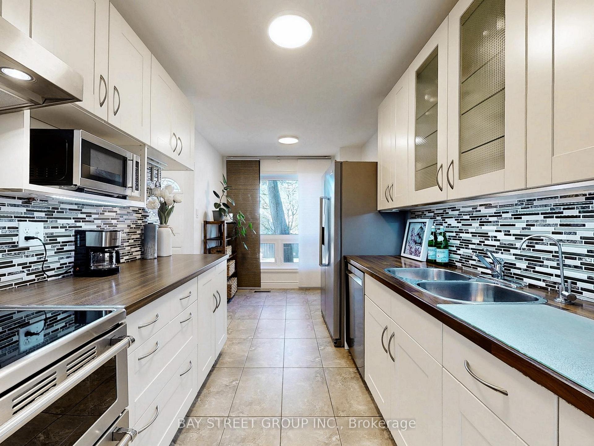 3 Bedrooms Condo at 89 Rameau, Toronto For sale