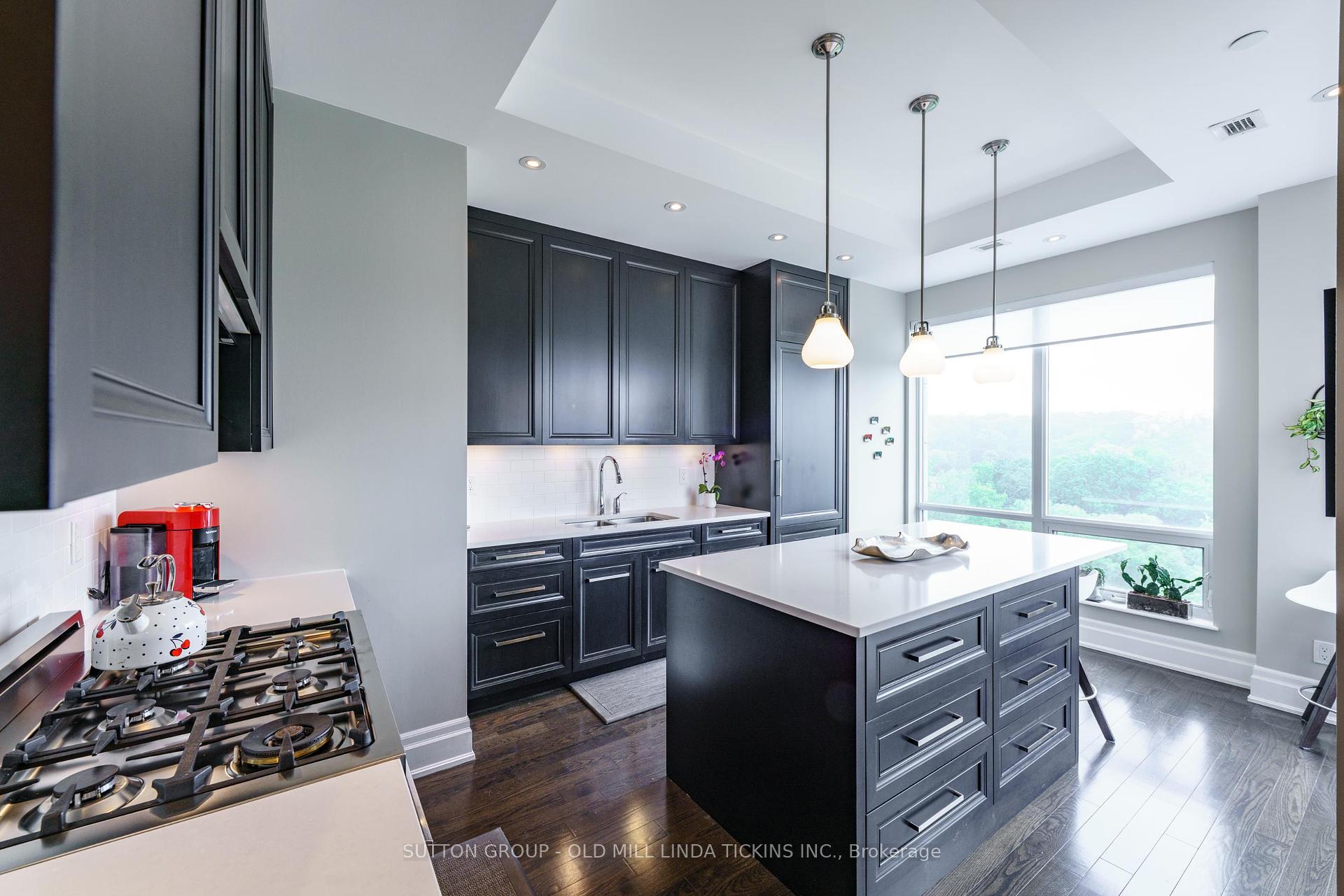 2 Bedrooms Condo at 30 Old Mill, Toronto For sale