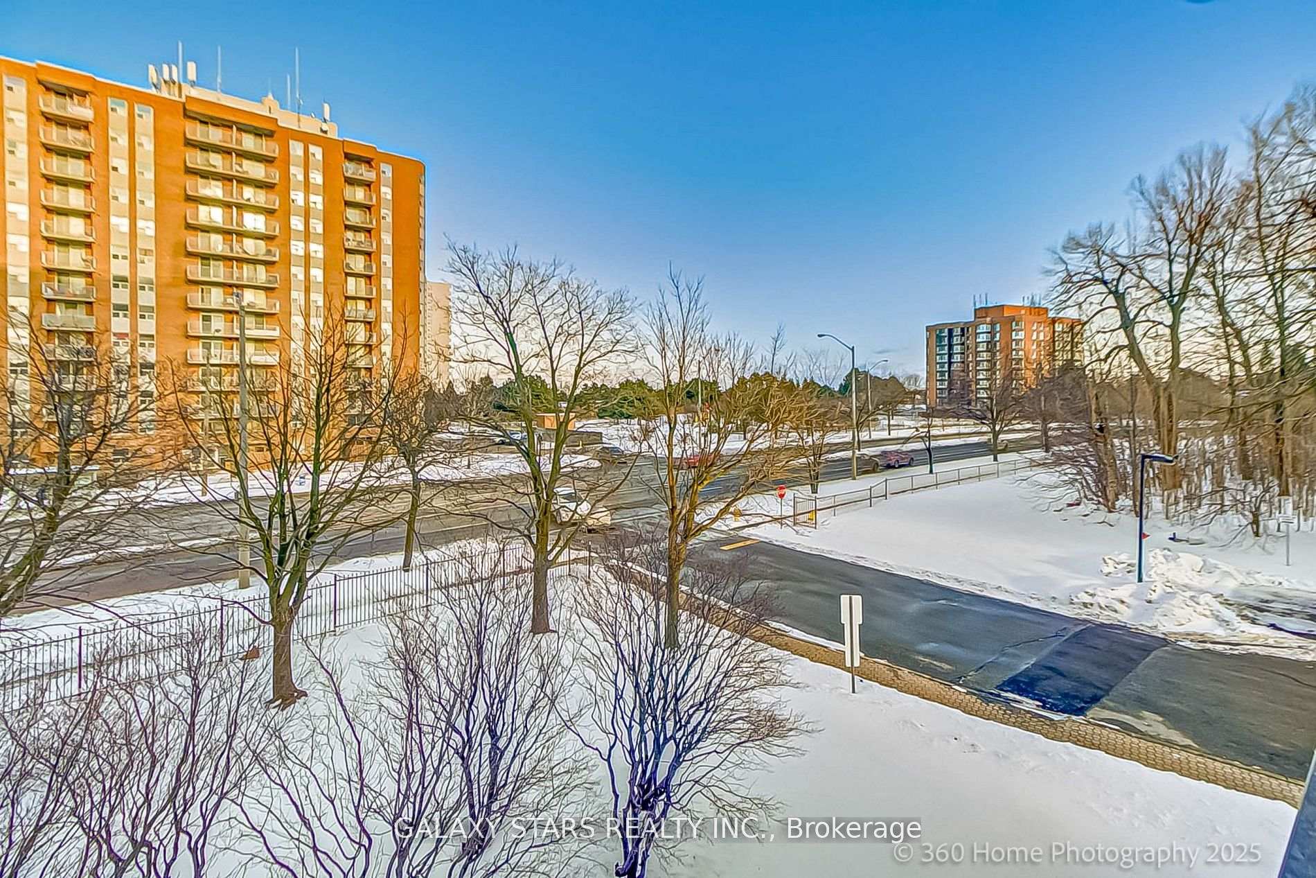 1 Bedroom Condo at 10 Tapscott,  Toronto For sale