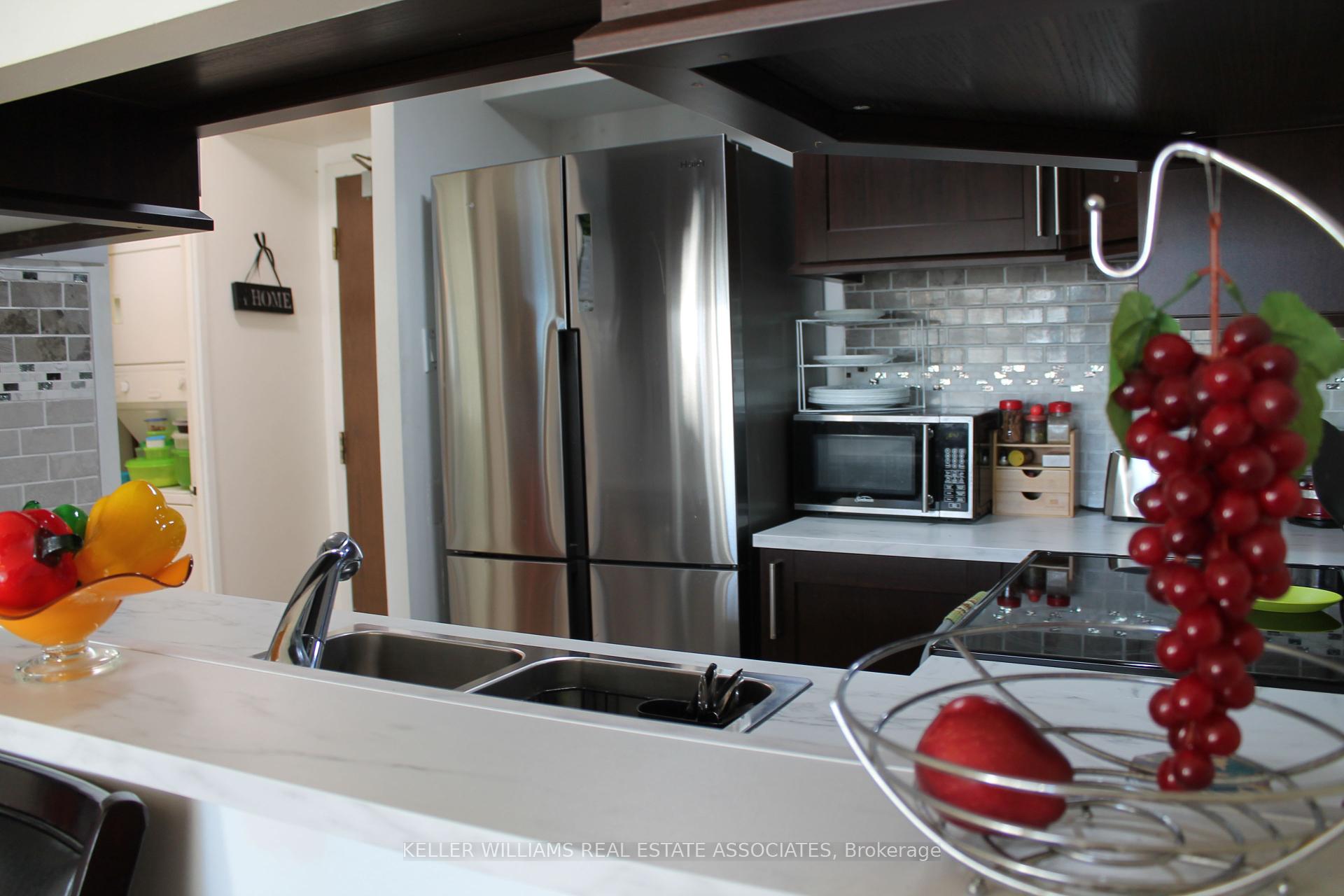 2 Bedrooms Condo at 50 Kingsbridge Garden, Mississauga For sale