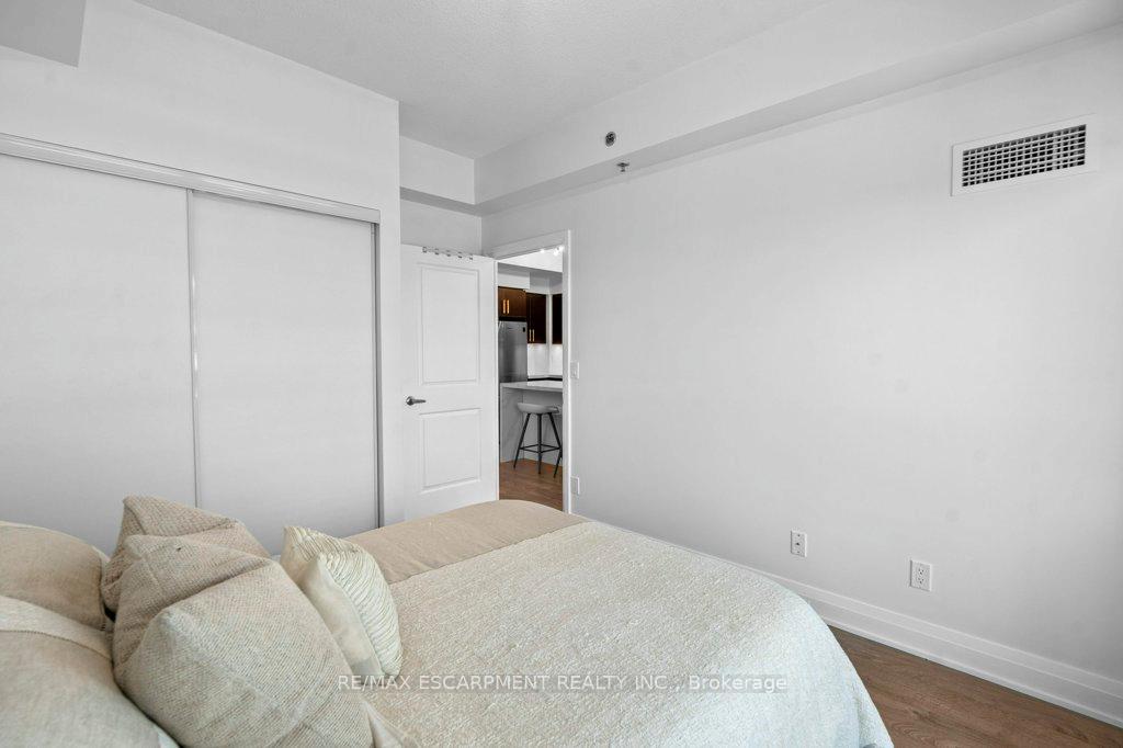 2 Bedrooms Condo at 55 Speers, Oakville For sale