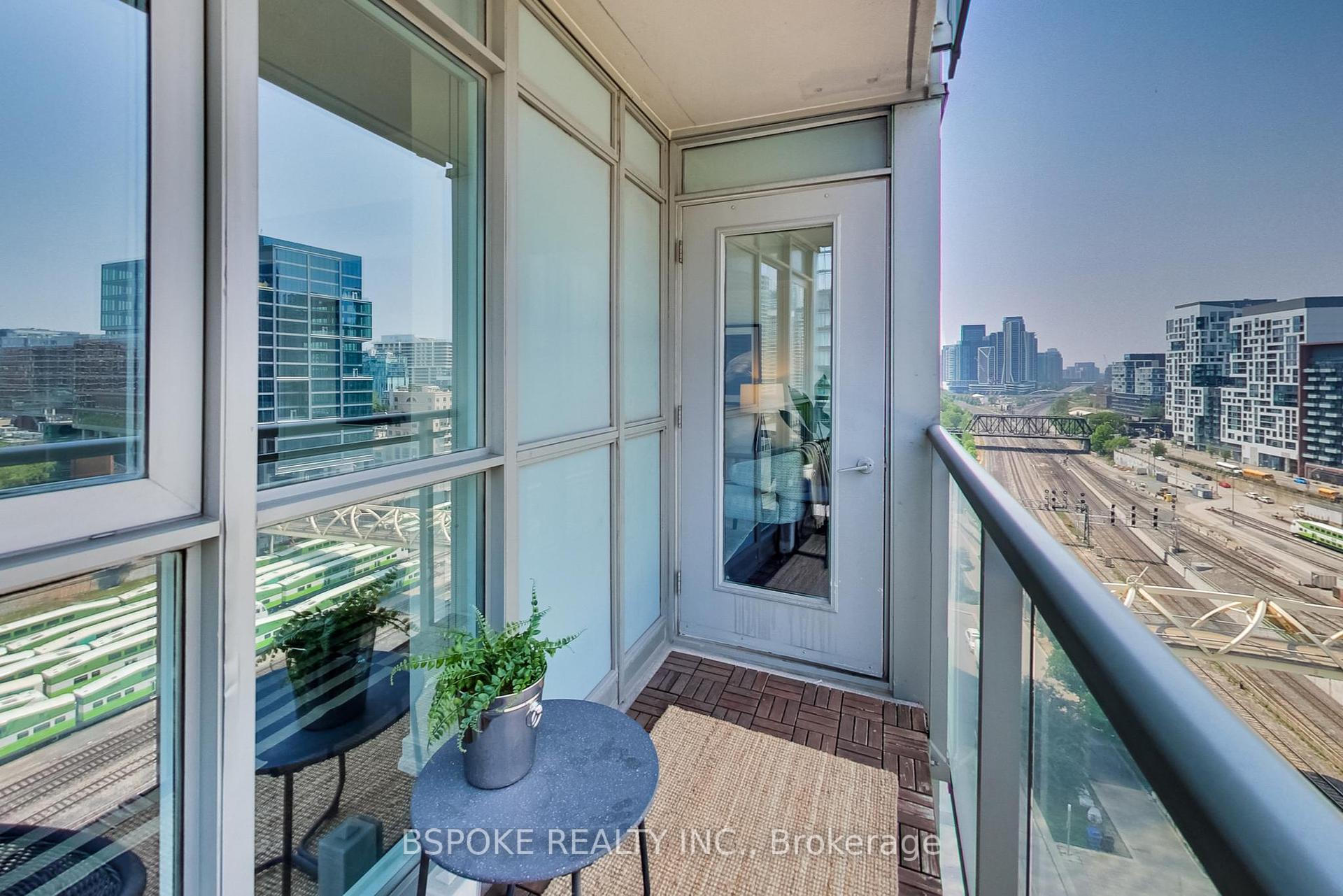 2 Bedrooms Condo at 15 Iceboat, Toronto For sale