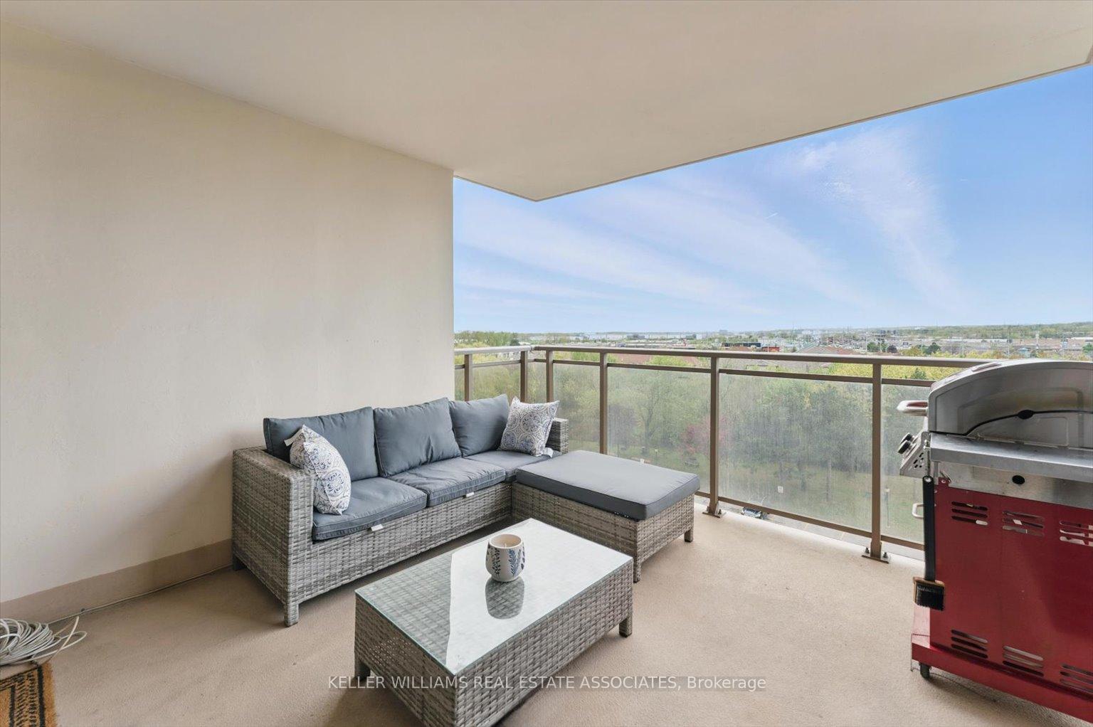 2 Bedrooms Condo at 966 Inverhouse, Mississauga For sale