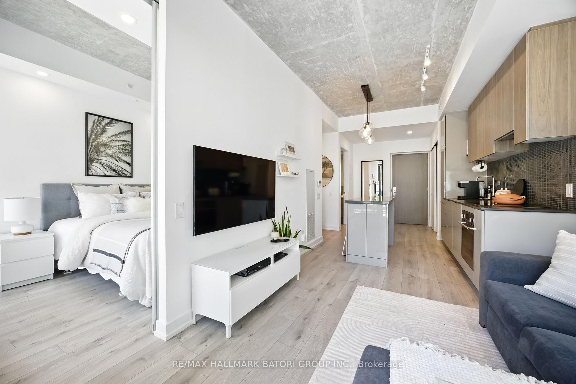 2 Bedrooms Condo at 161 Roehampton,  Toronto For sale