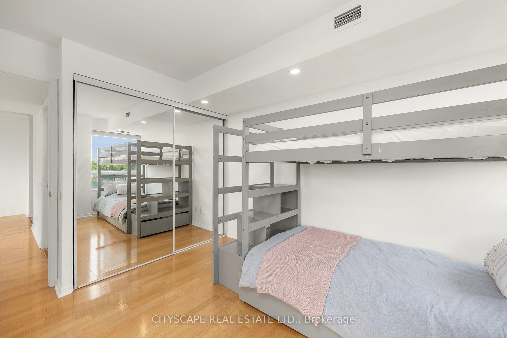 2 Bedrooms Condo at 5 Emerald, Vaughan For sale