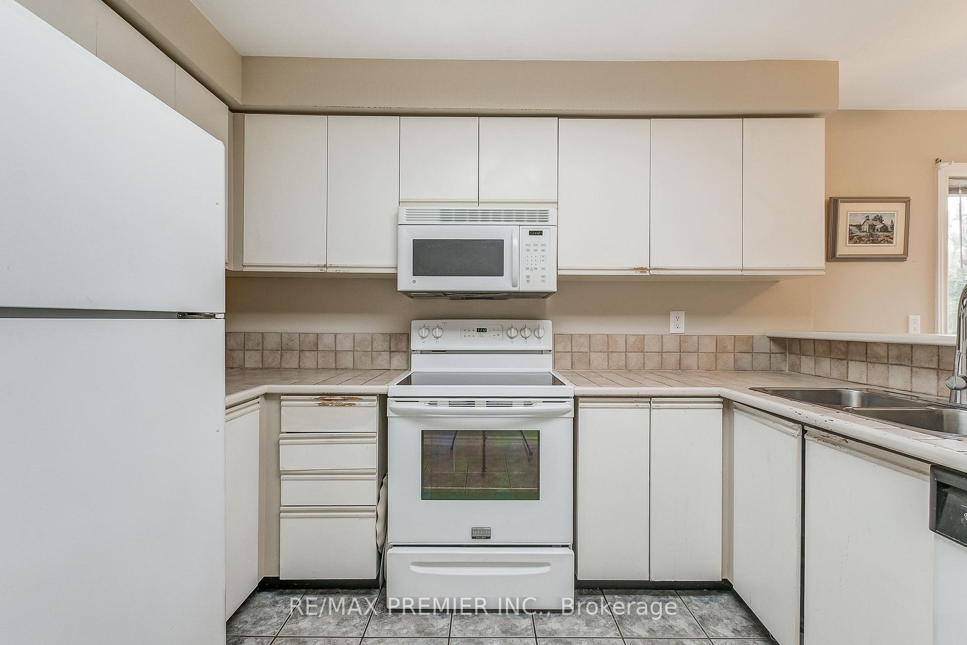 4 Bedrooms Condo at 3600 Colonial, Mississauga For sale