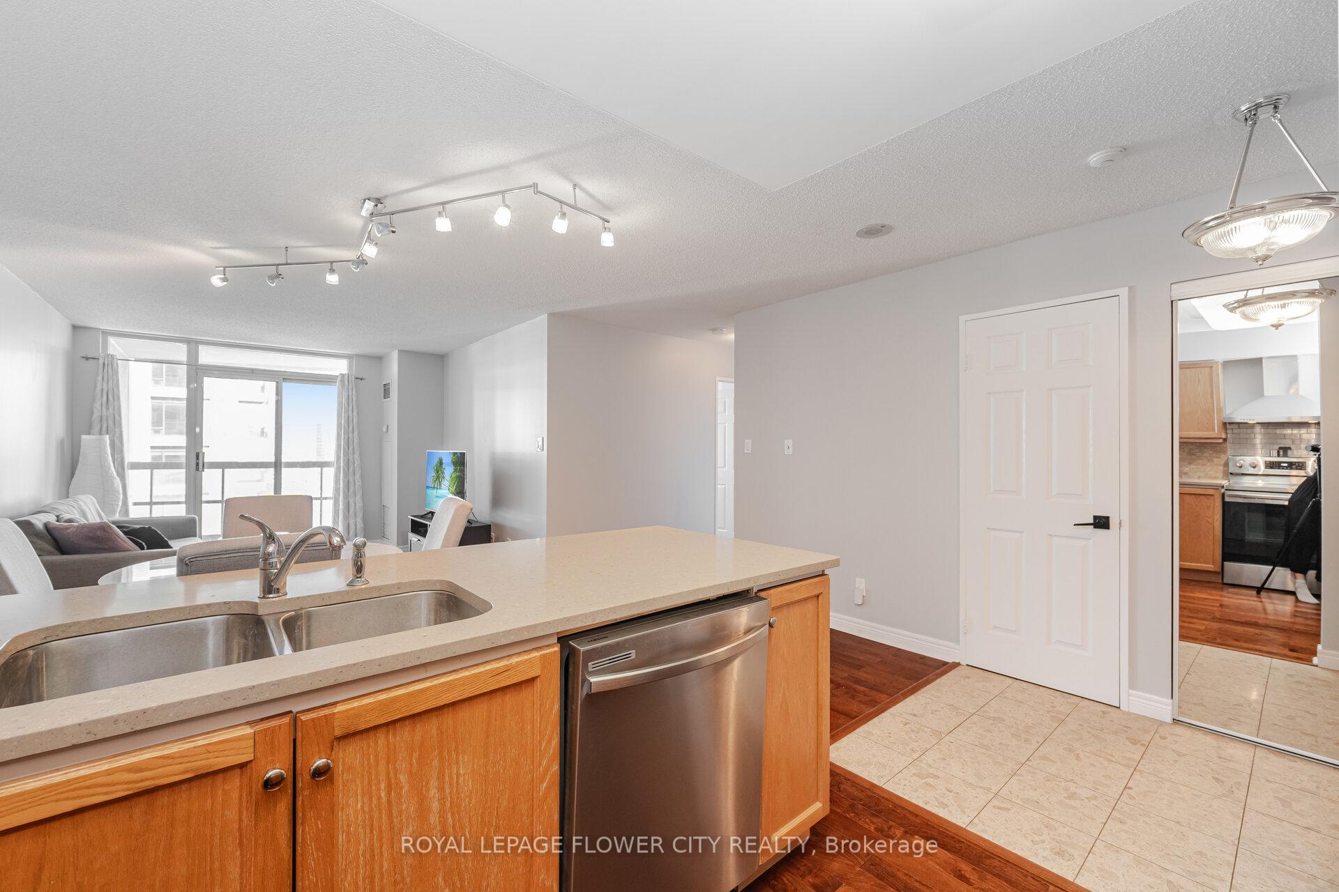 2 Bedrooms Condo at 156 Enfield, Mississauga For sale