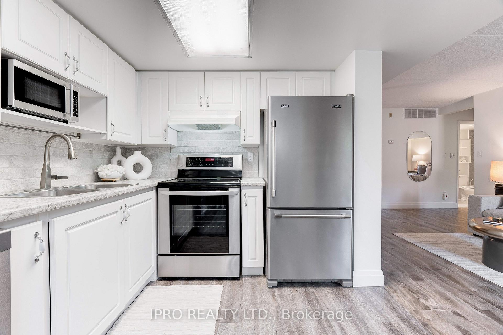 2 Bedrooms Condo at 3499 Upper Middle, Burlington For sale