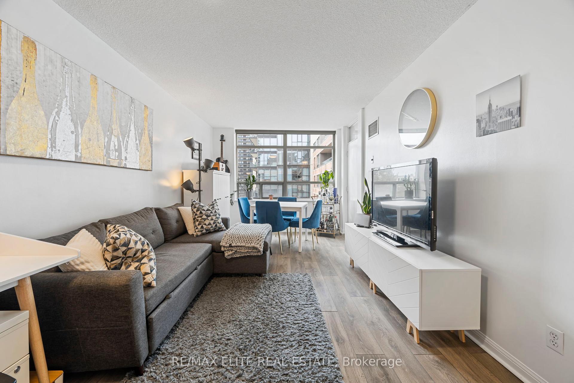 1 Bedroom Condo at 5 Rosehill,  Toronto For sale