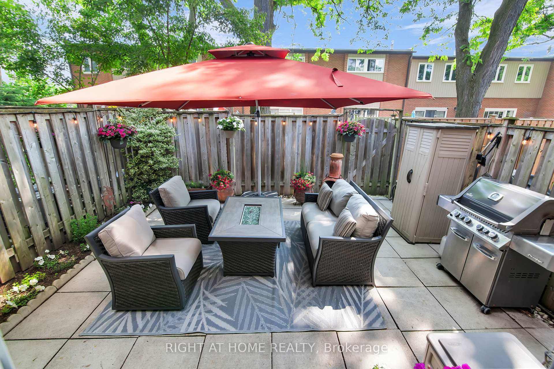 3 Bedrooms Condo at 400 Bloor, Mississauga For sale