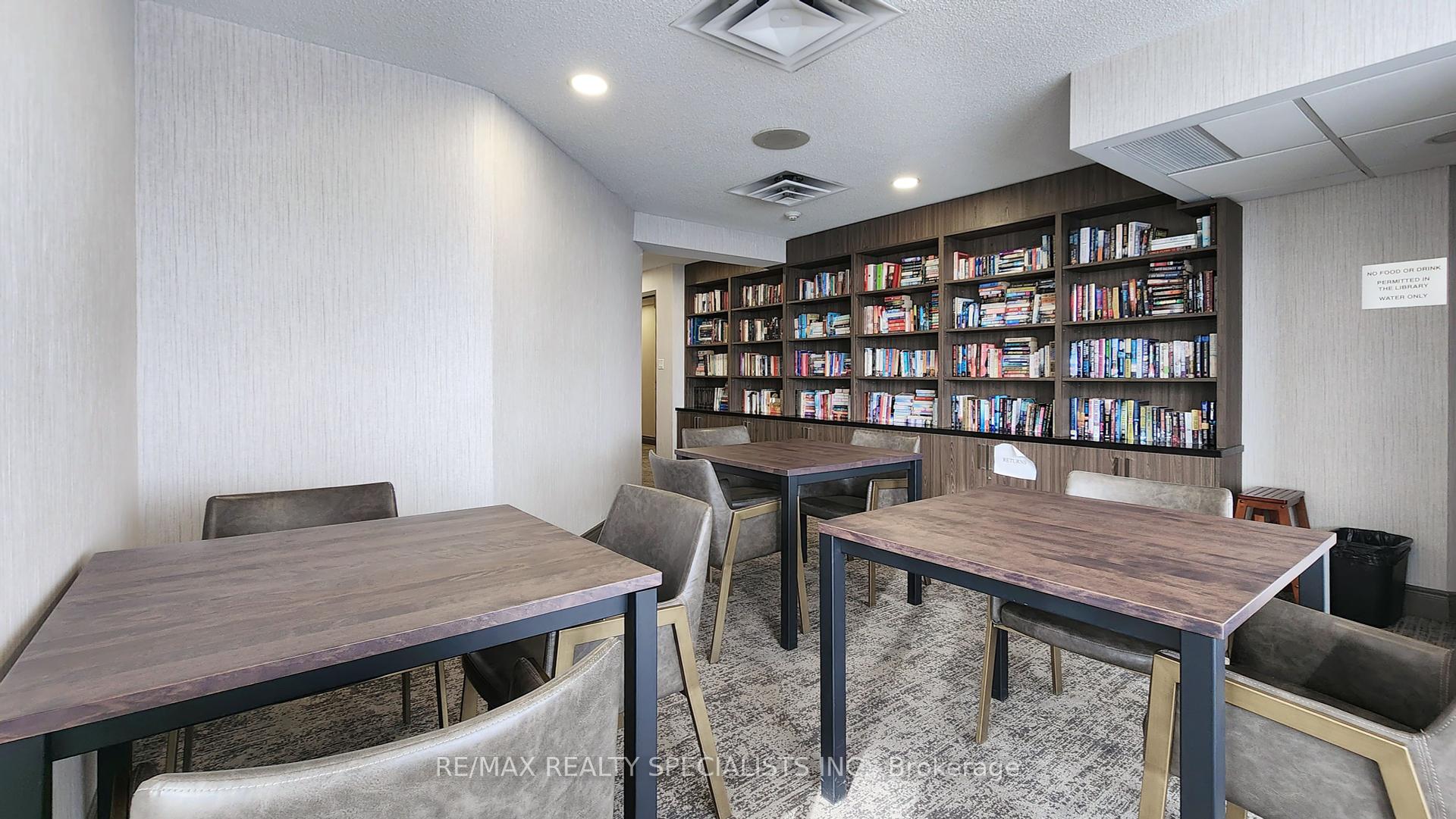 2 Bedrooms Condo at 45 Kingsbridge Garden, Mississauga For sale