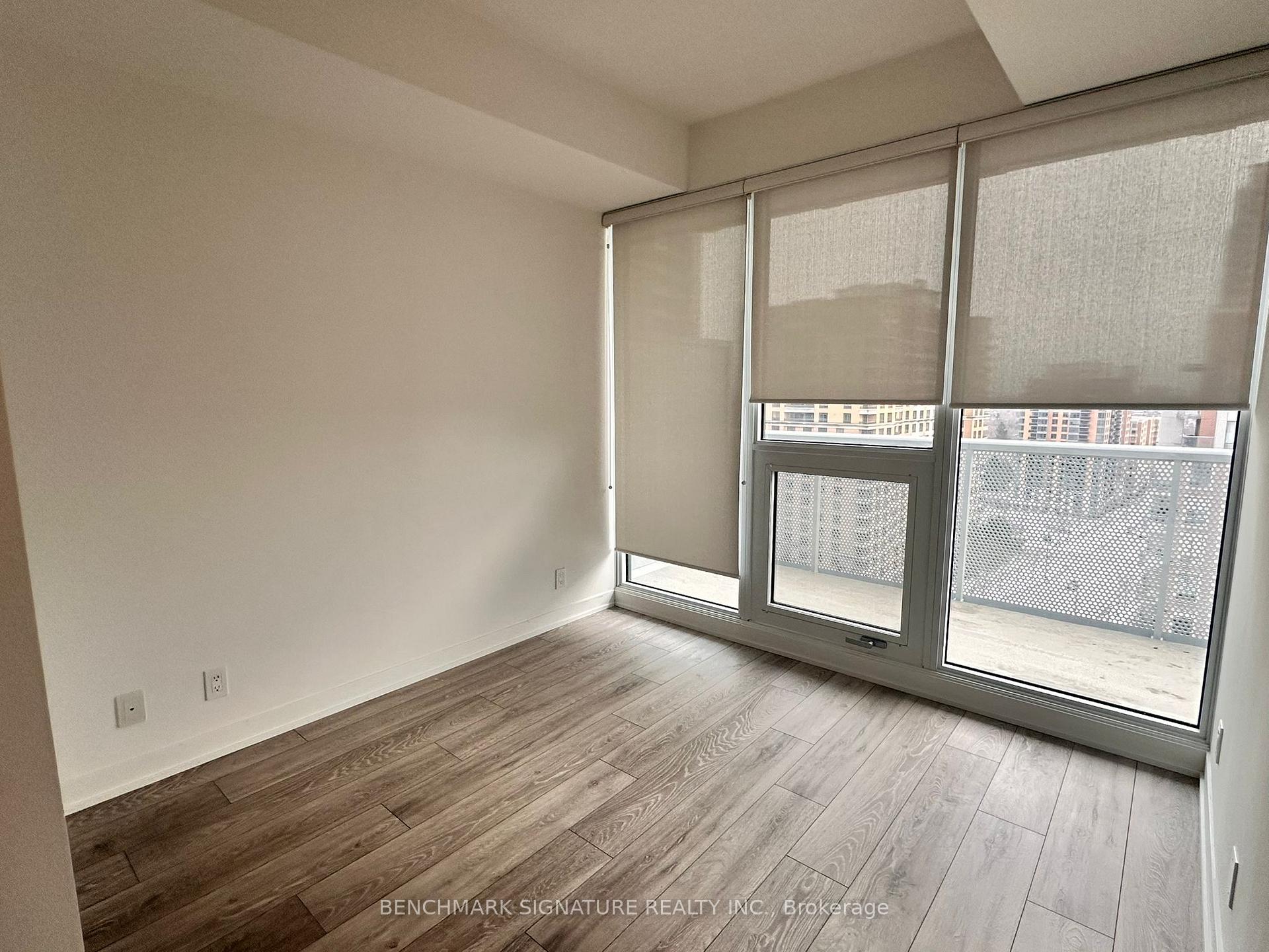 2 Bedrooms Condo at 15 Holmes, Toronto For sale