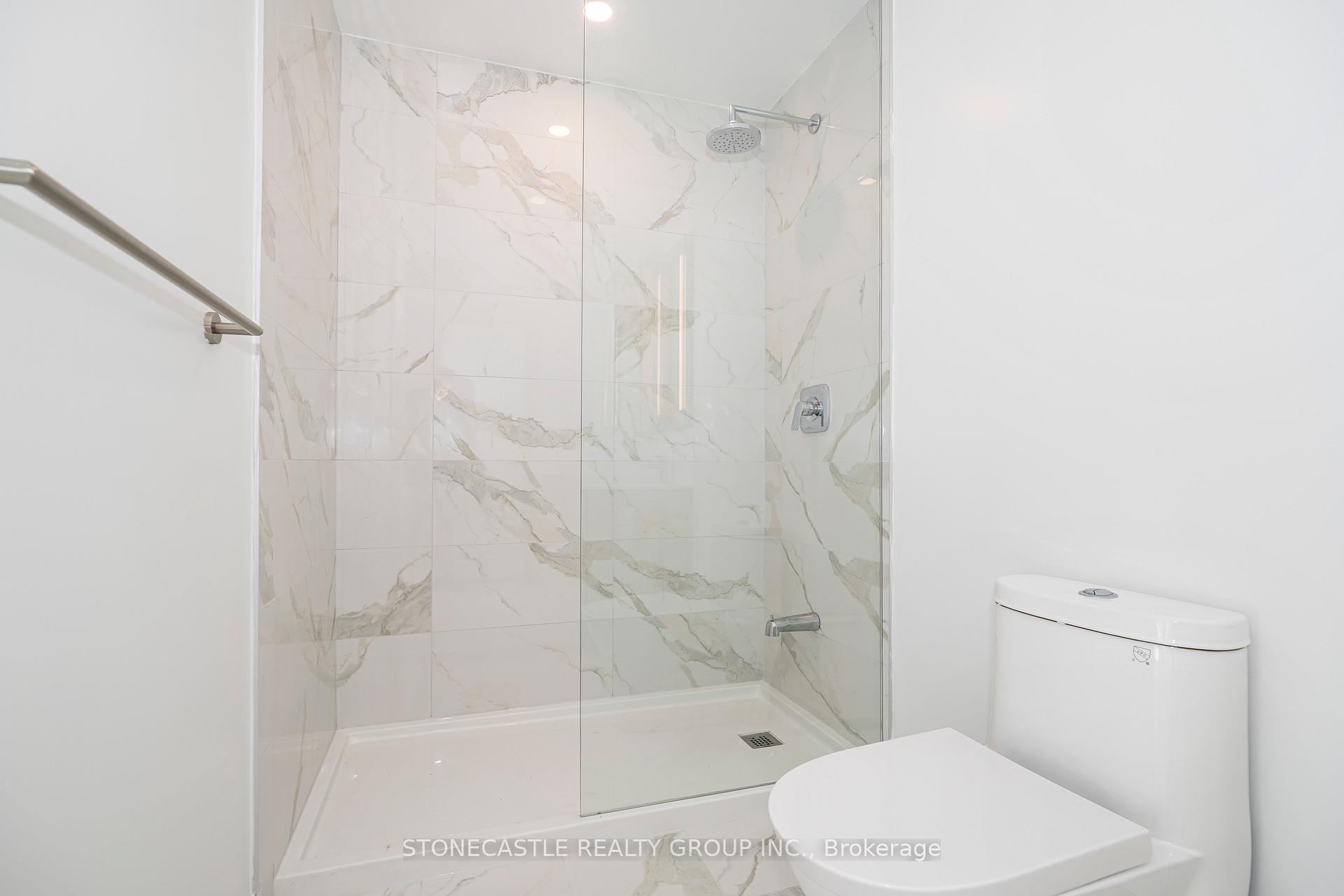 3 Bedrooms Condo at 220 Missinnihe, Mississauga For sale