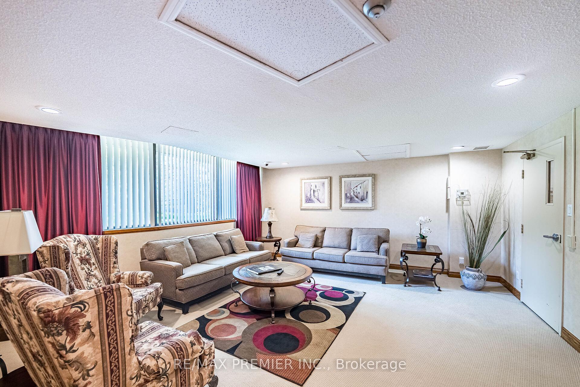 3 Bedrooms Condo at 40 Richview, Toronto For sale