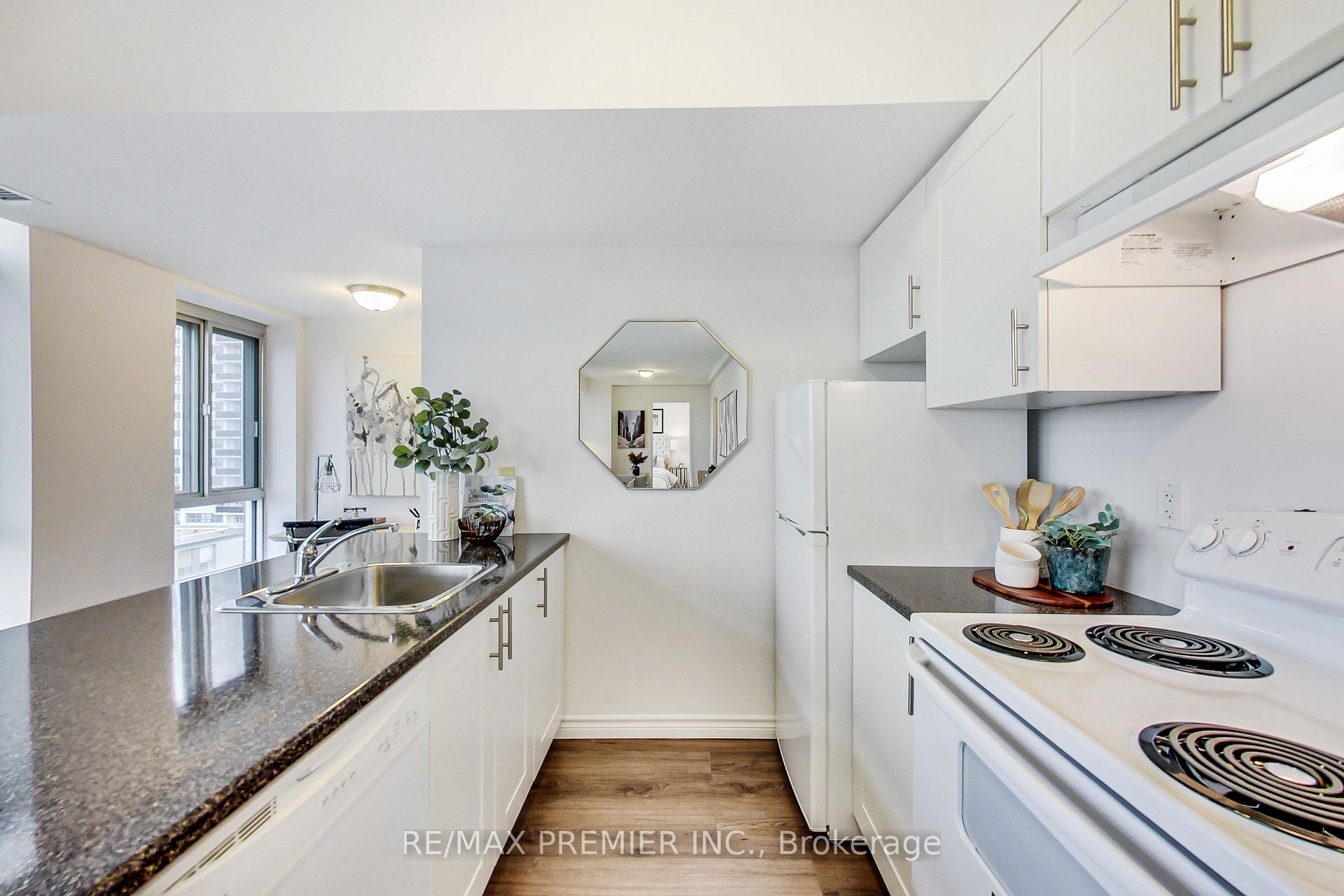 3 Bedrooms Condo at 15 Maplewood, Toronto For sale