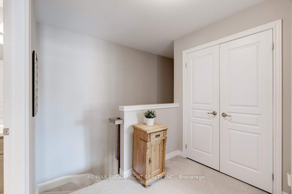 2 Bedrooms Condo at 257 Parkside, Hamilton For sale