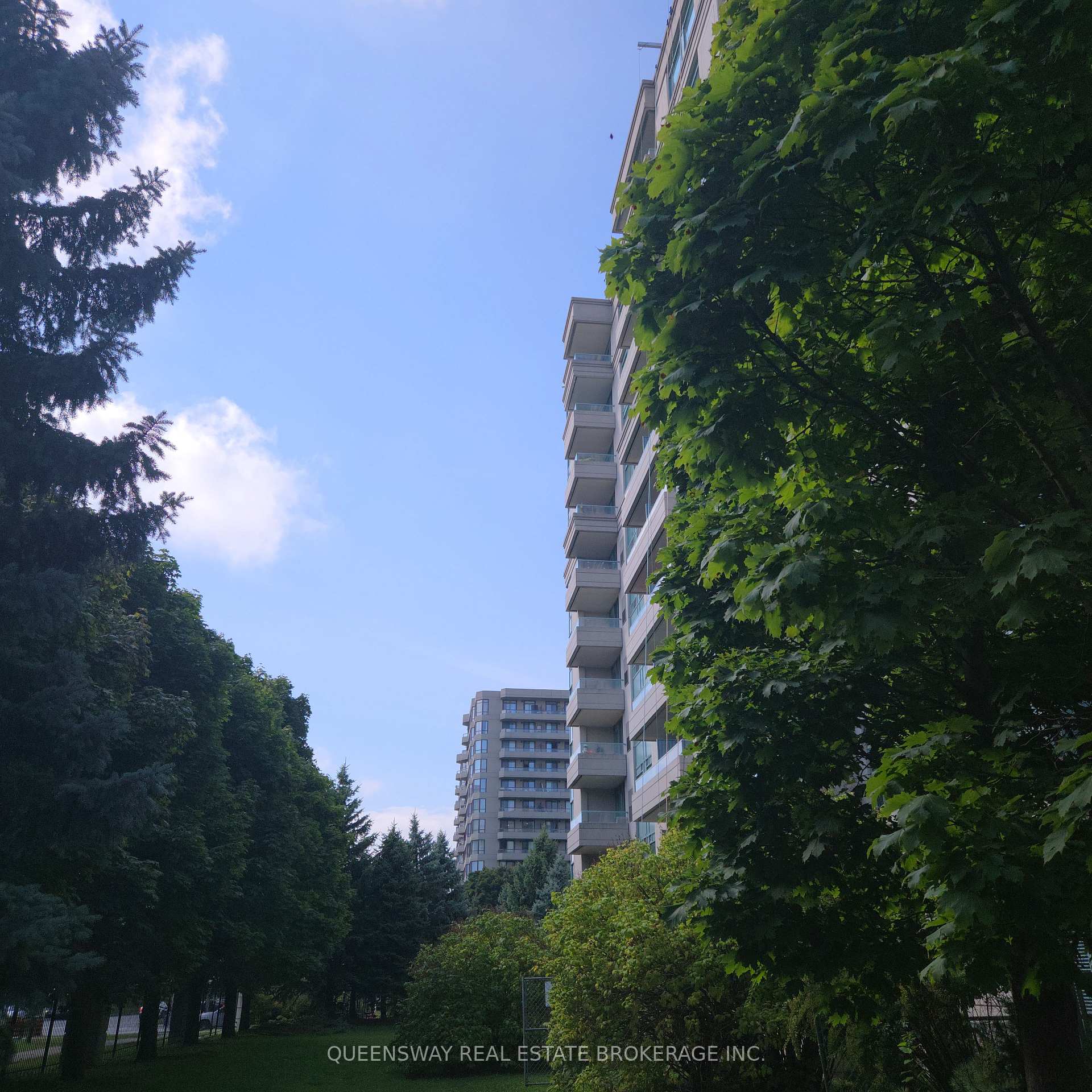 2 Bedrooms Condo at 1 Emerald, Vaughan For sale