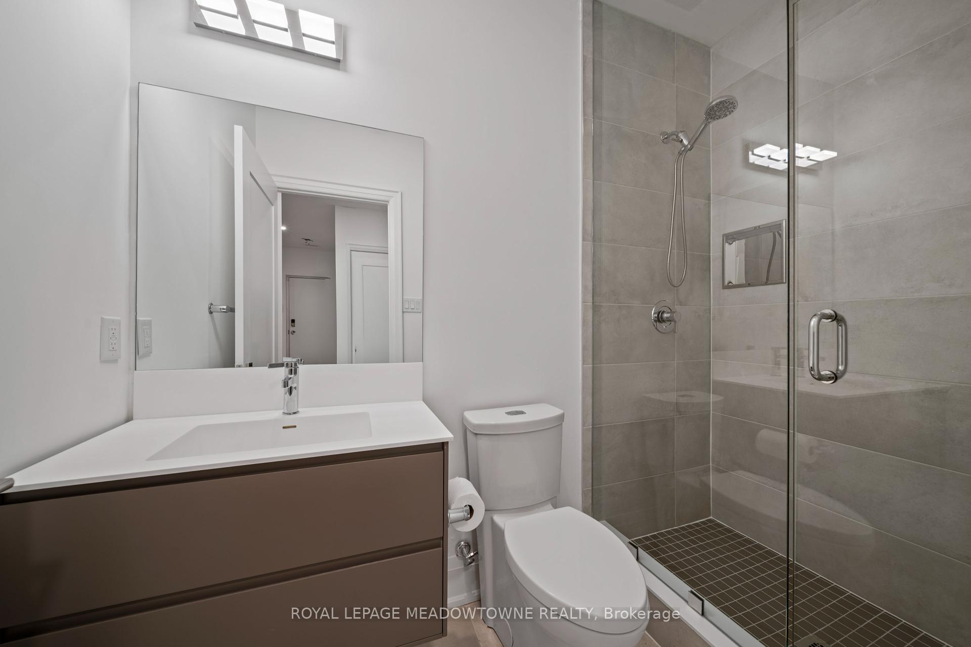4 Bedrooms Condo at 121 High, Mississauga For sale