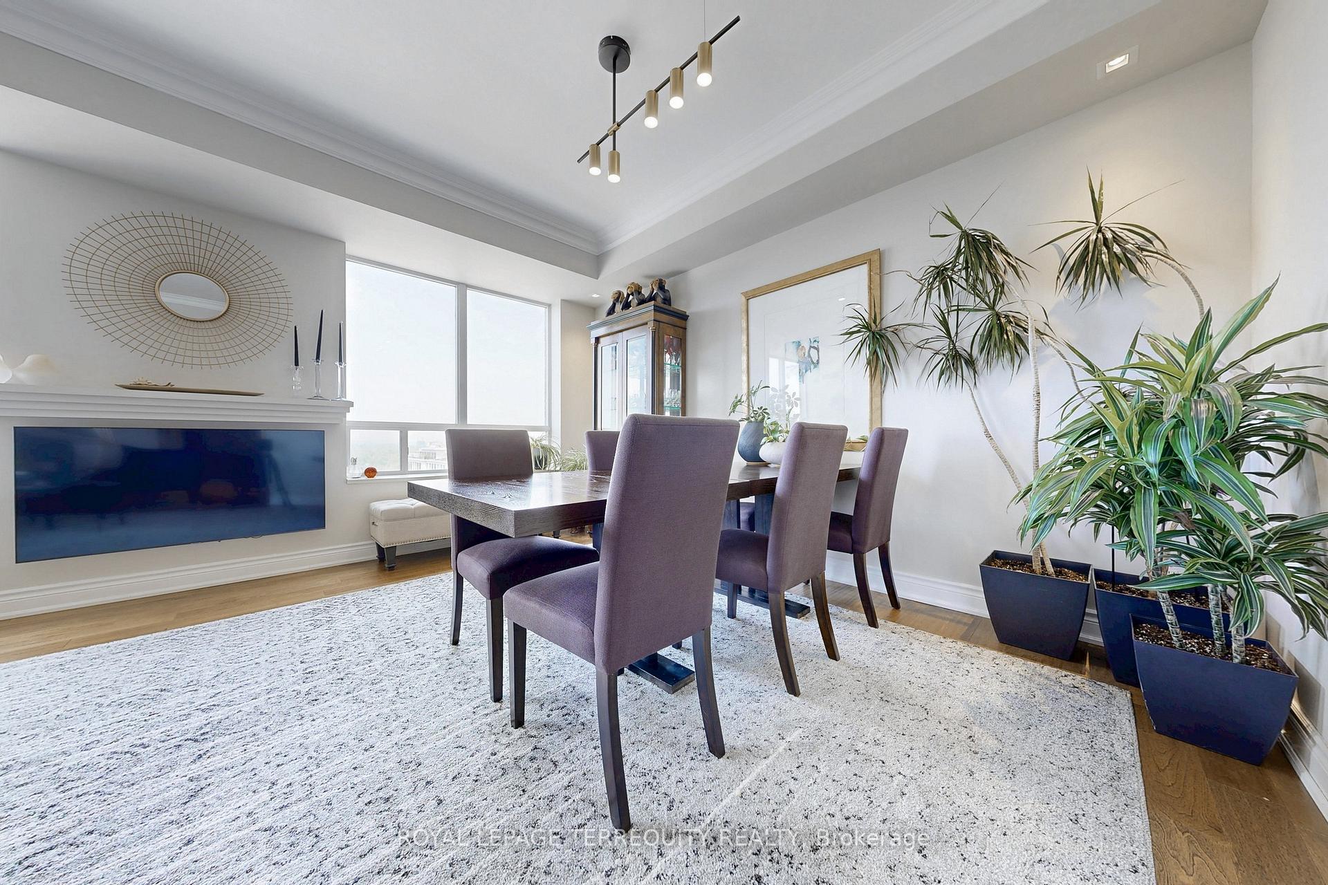 3 Bedrooms Condo at 2 Clairtrell, Toronto For sale