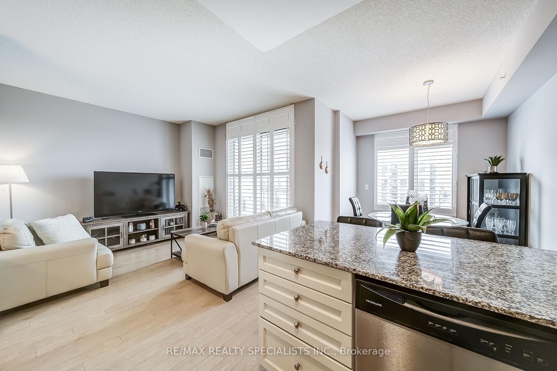 2 Bedrooms Condo at 24 Woodstream,  Vaughan For sale