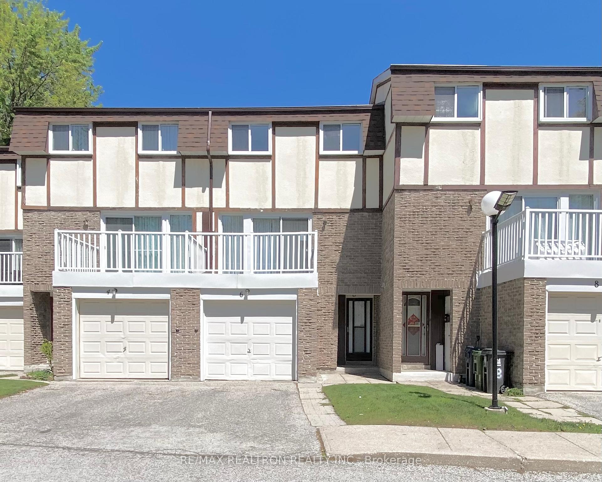 3 Bedrooms Condo at 44 Chester Le, Toronto For sale