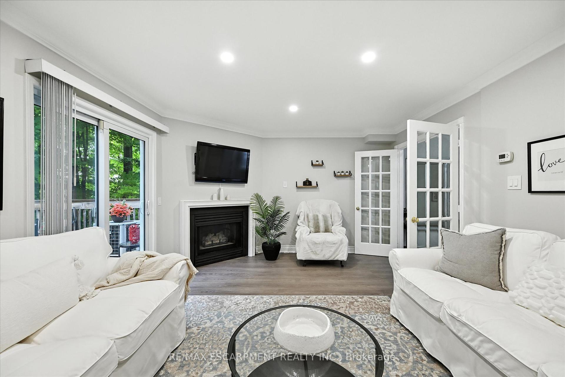 3 Bedrooms Condo at 2110 CLEAVER, Burlington For sale