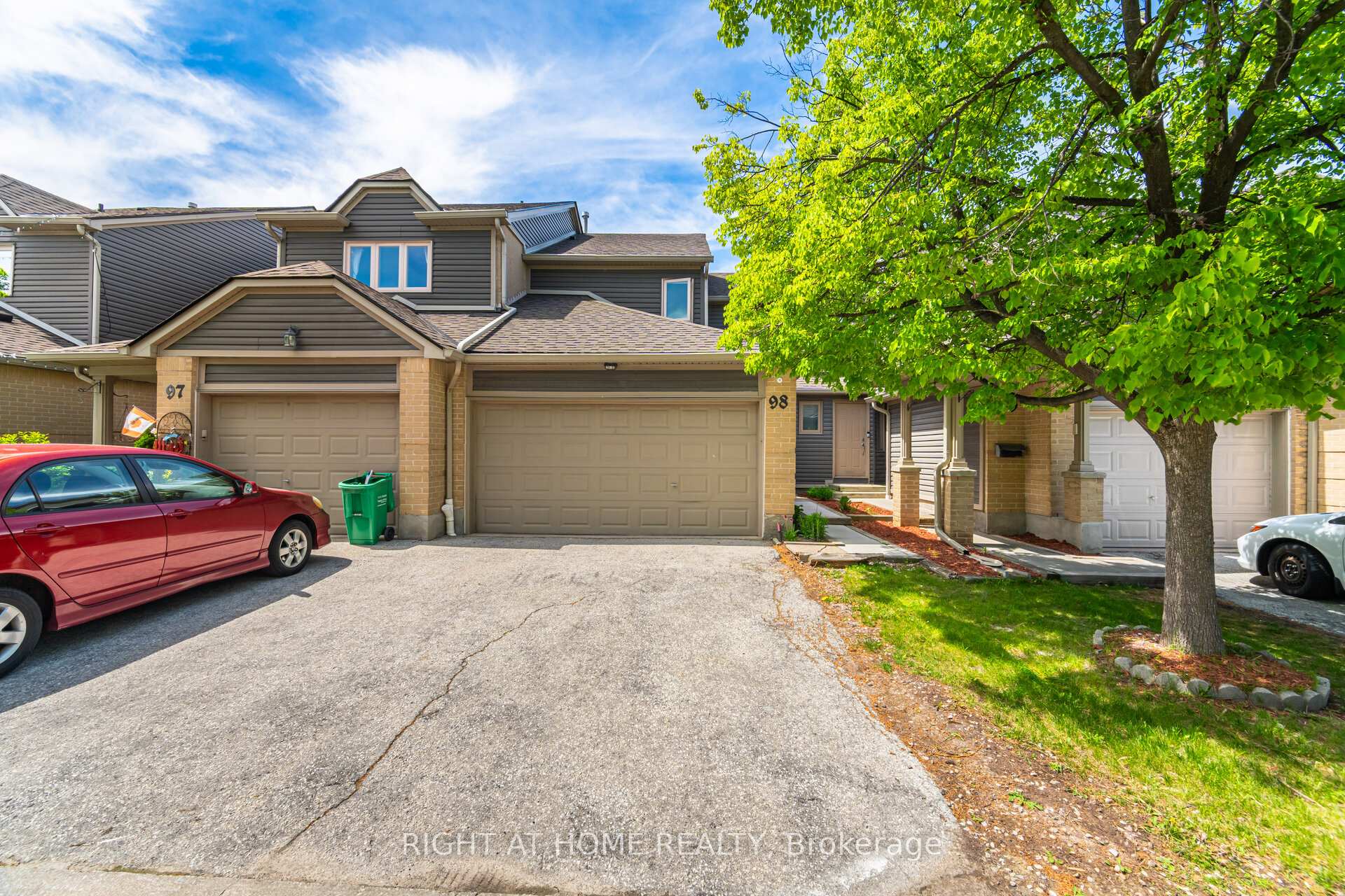 3 Bedrooms Condo at 3600 Colonial, Mississauga For sale