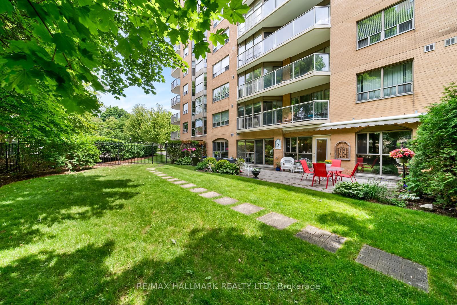 2 Bedrooms Condo at 2210 Lakeshore, Burlington For sale