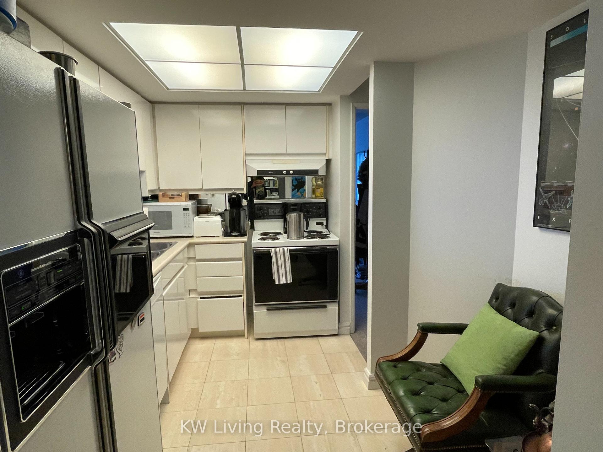 2 Bedrooms Condo at 33 University,  Toronto For sale