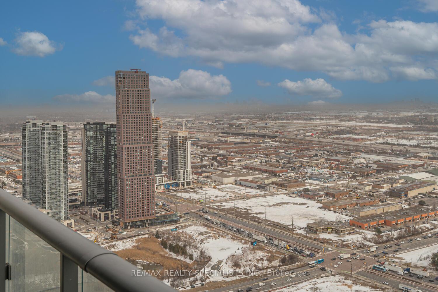 2 Bedrooms Condo at 5 BUTTERMILL, Vaughan For sale