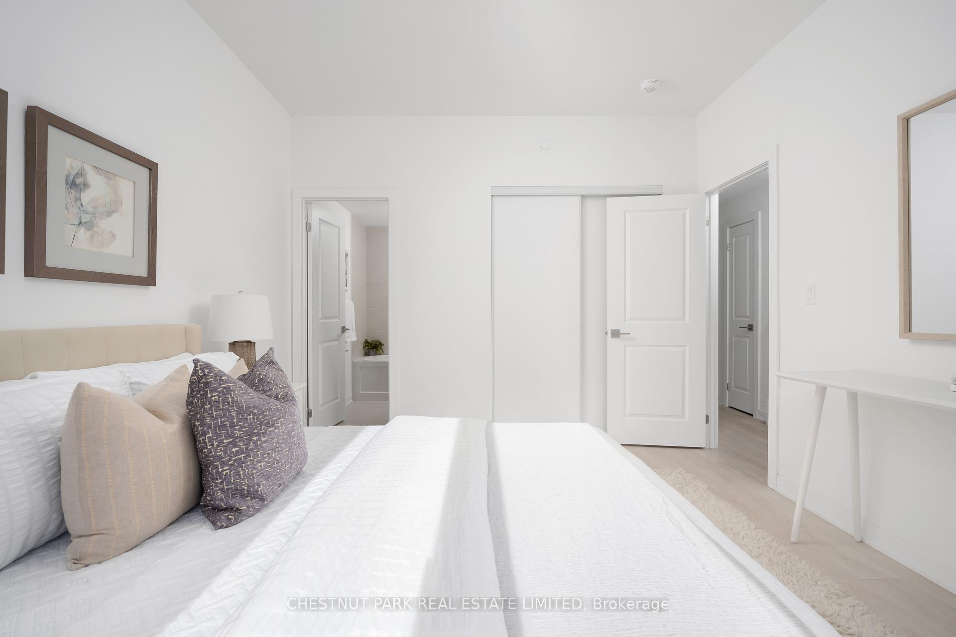 2 Bedrooms Condo at 4045 Hickory, Mississauga For sale
