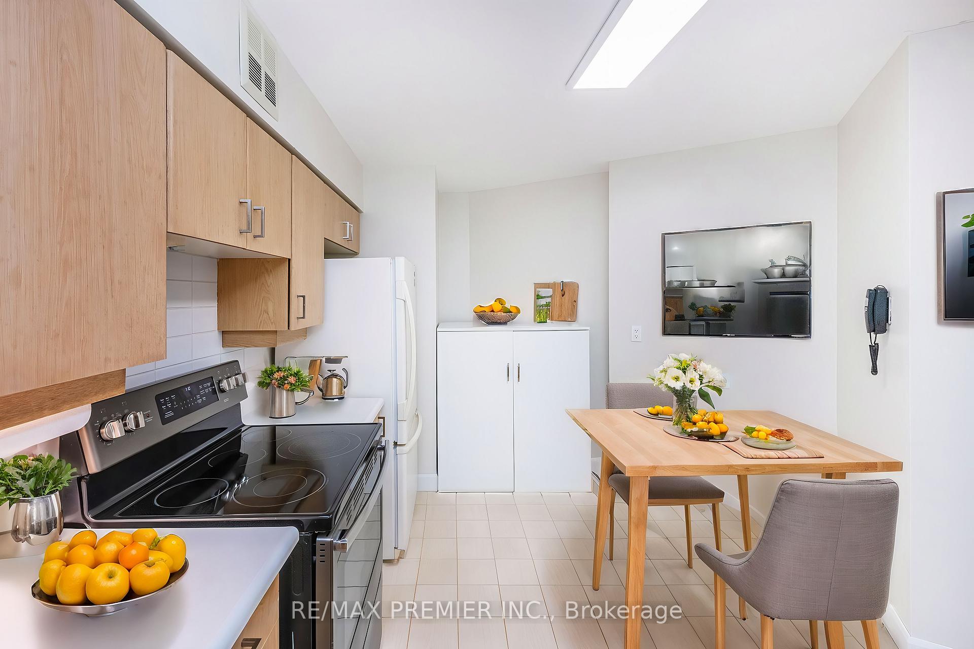 2 Bedrooms Condo at 20 Southport,  Toronto For sale