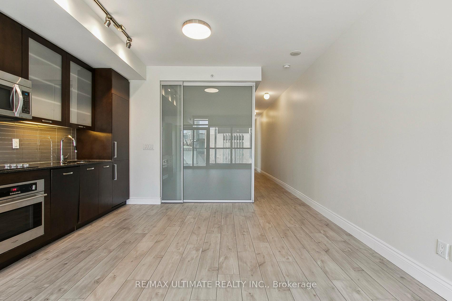 2 Bedrooms Condo at 210 Simcoe, Toronto For sale