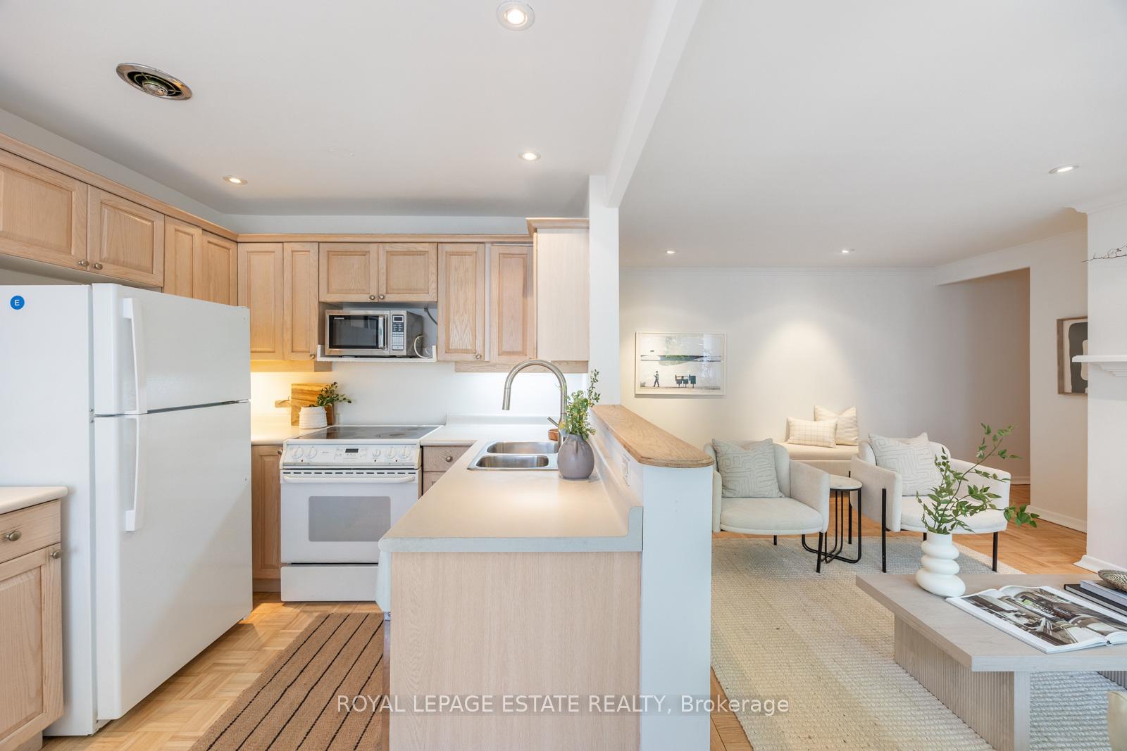 2 Bedrooms Co-op at 21 Benlamond, Toronto For sale