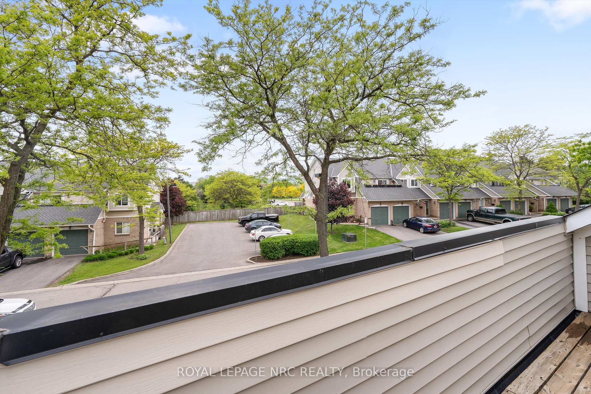 2 Bedrooms Condo at 2530 Northhampton, Burlington For sale