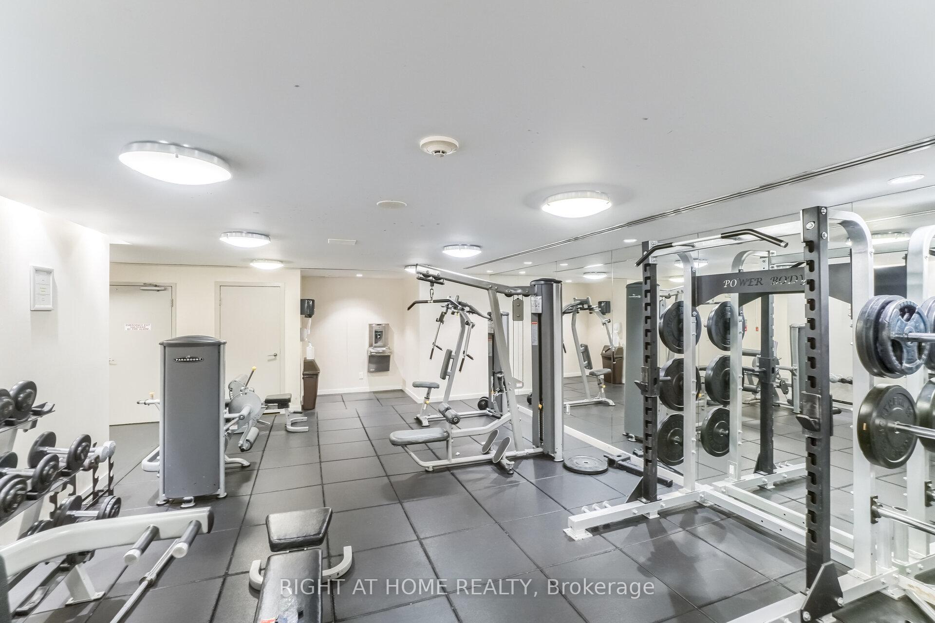 2 Bedrooms Condo at 225 Webb, Mississauga For sale