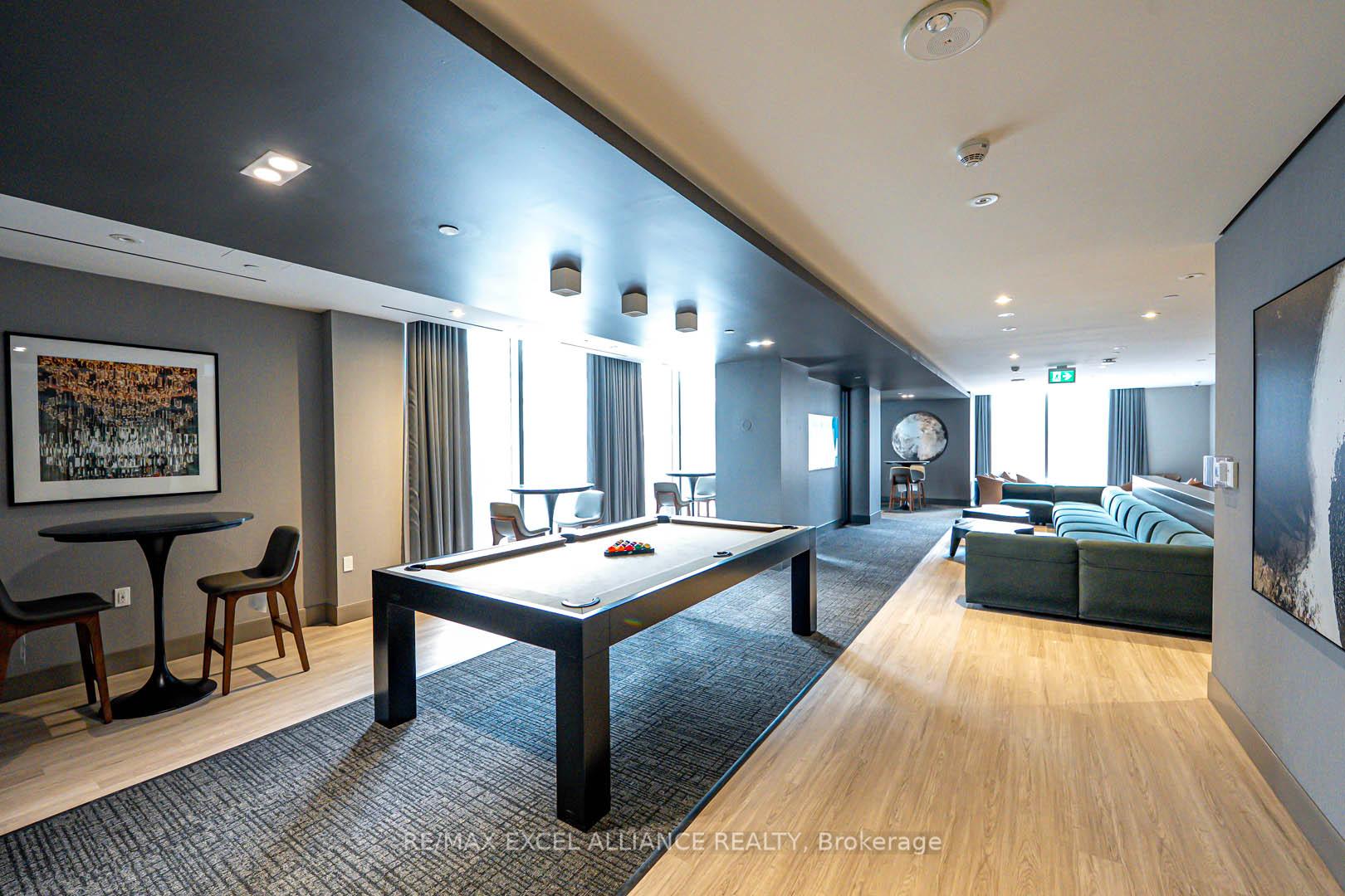 1 Bedroom Condo at 8 Cumberland,  Toronto For sale