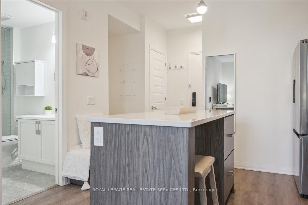 2 Bedrooms Condo at 95 DUNDAS, Oakville For sale