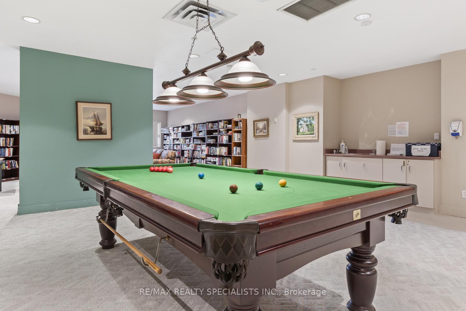 2 Bedrooms Condo at 1800 The Collegeway, Mississauga For sale